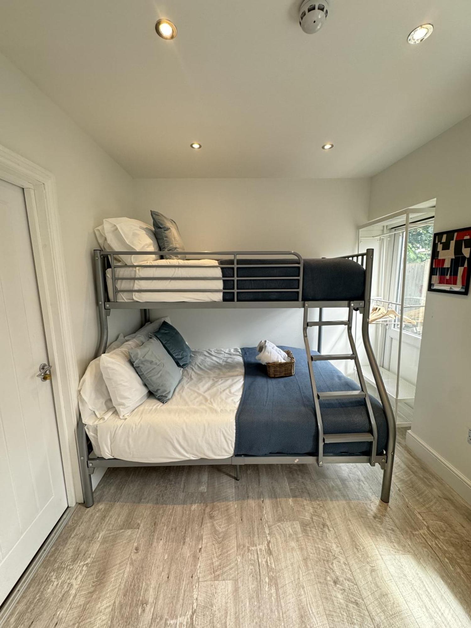 En-Suite Bedroom For Up To 4! Sofa Bed - Near Stratford London Bagian luar foto