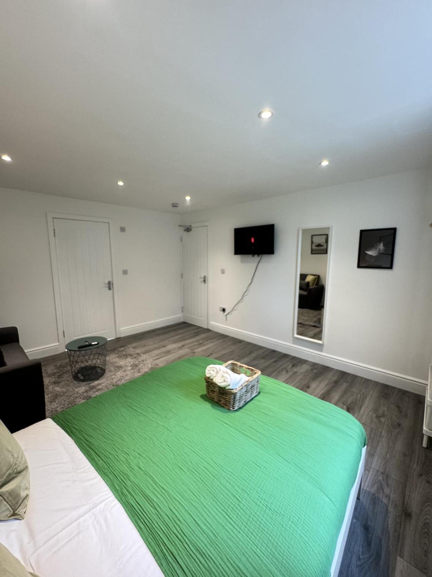 En-Suite Bedroom For Up To 4! Sofa Bed - Near Stratford London Bagian luar foto