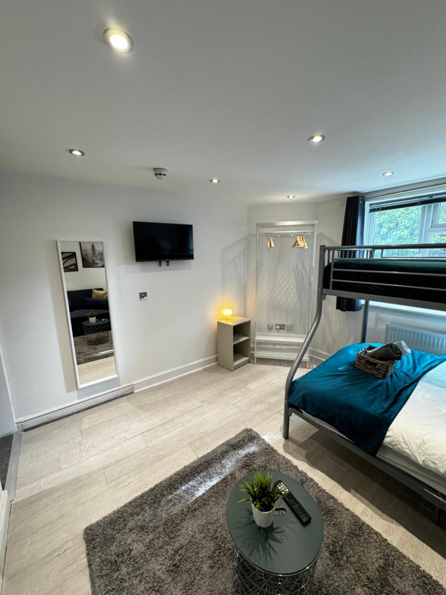 En-Suite Bedroom For Up To 4! Sofa Bed - Near Stratford London Bagian luar foto