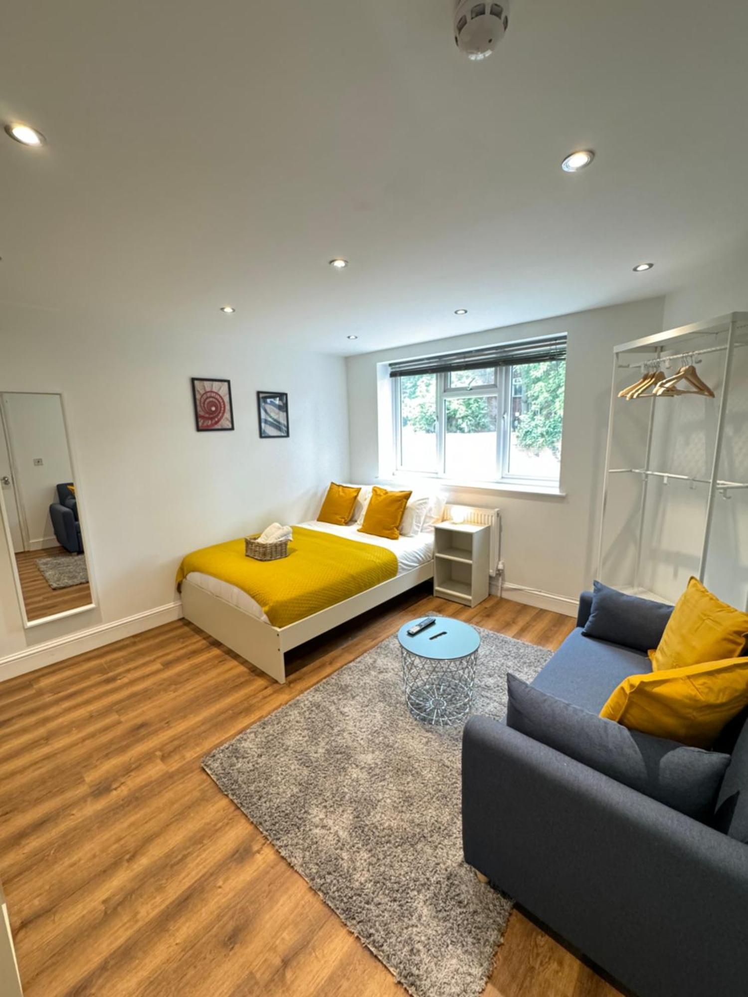 En-Suite Bedroom For Up To 4! Sofa Bed - Near Stratford London Bagian luar foto