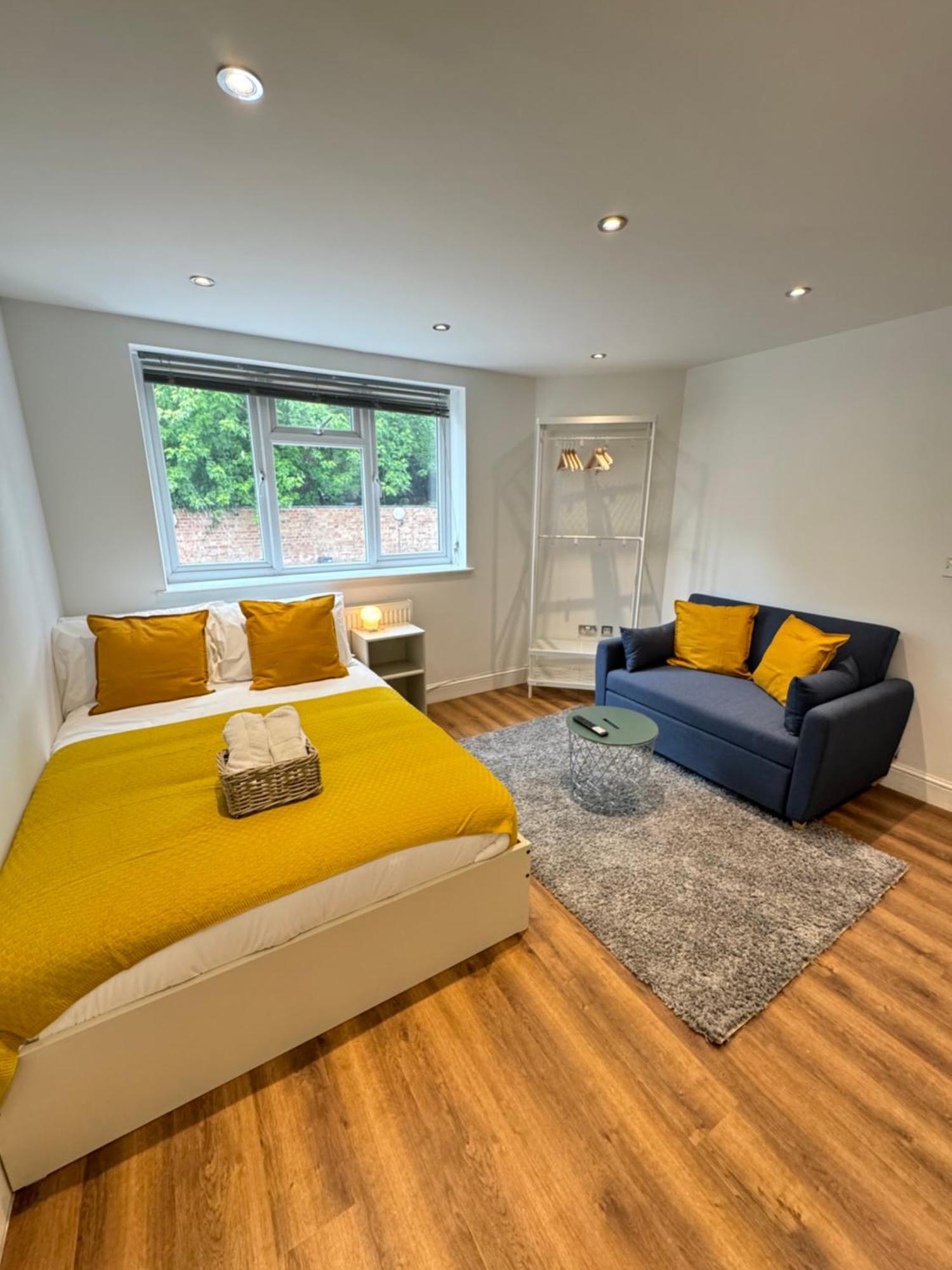 En-Suite Bedroom For Up To 4! Sofa Bed - Near Stratford London Bagian luar foto
